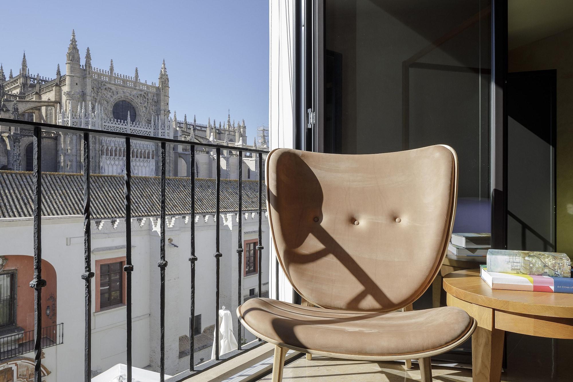 Eme Catedral Mercer Hotel Sevilla Exteriör bild The Butterfly chair