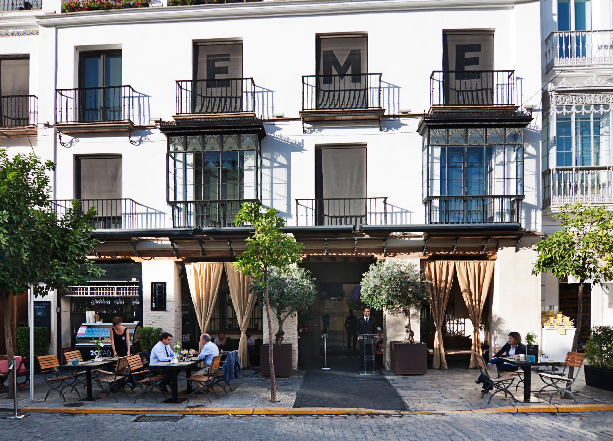 Eme Catedral Mercer Hotel Sevilla Exteriör bild A typical café in Seville
