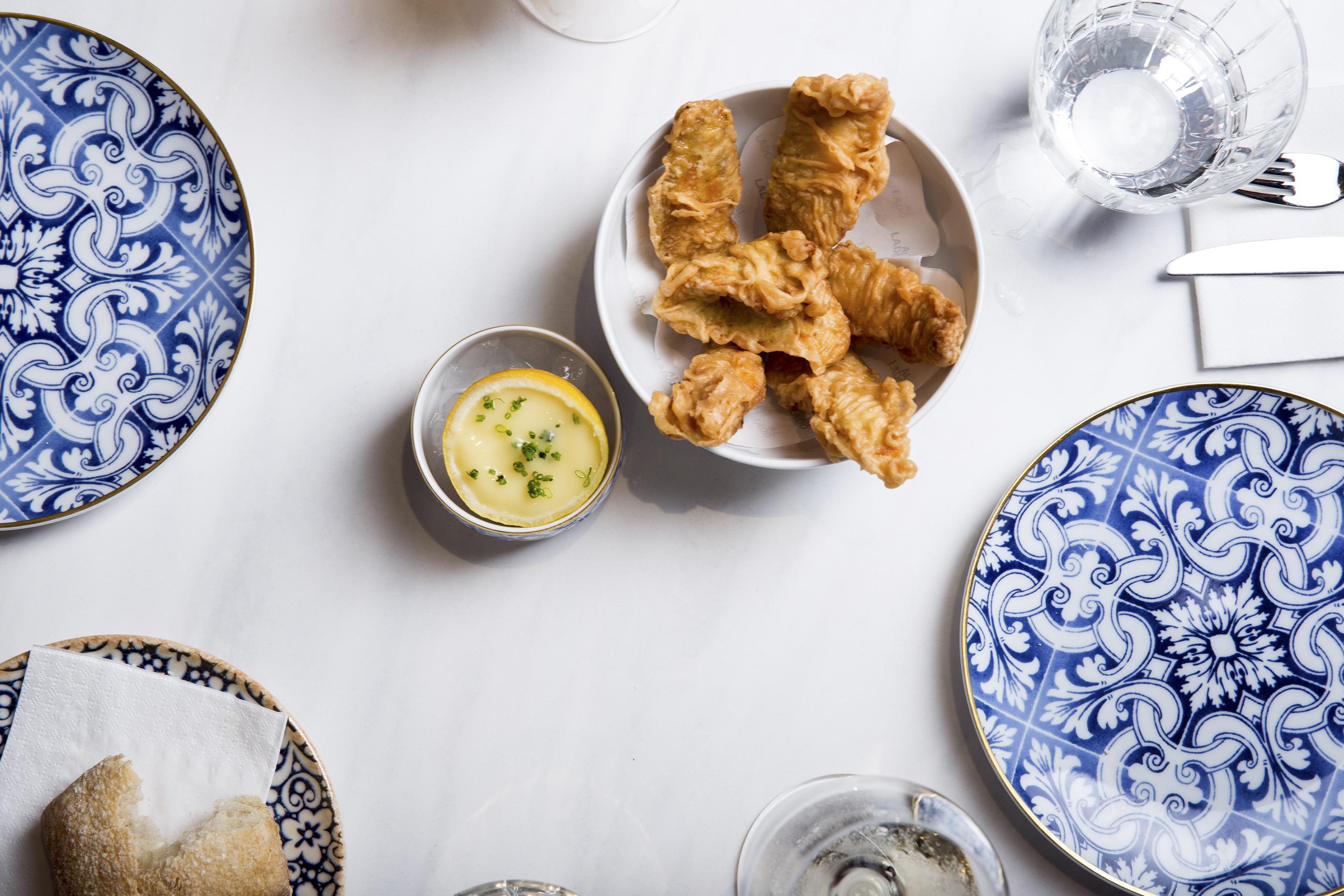 Eme Catedral Mercer Hotel Sevilla Exteriör bild Fried chicken at the restaurant