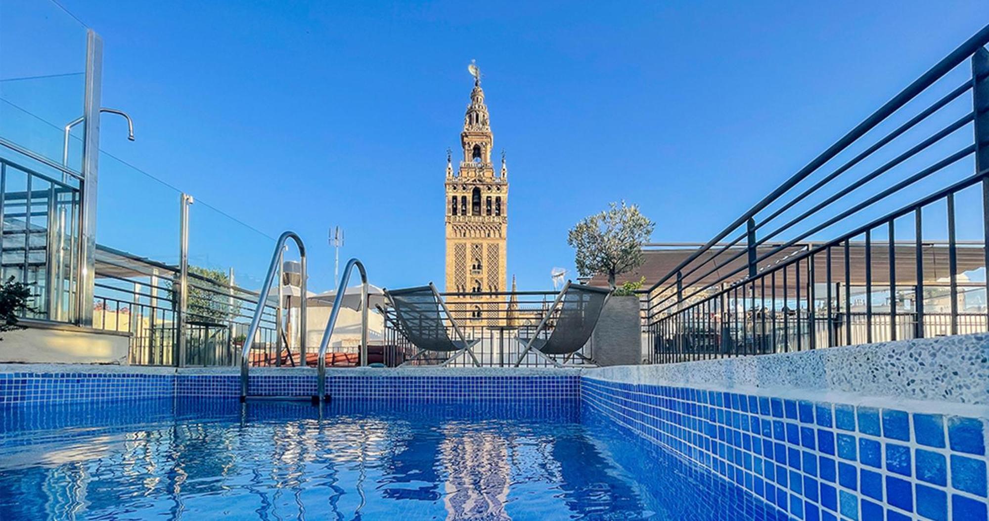 Eme Catedral Mercer Hotel Sevilla Exteriör bild The rooftop pool at the Hotel Casa 1800