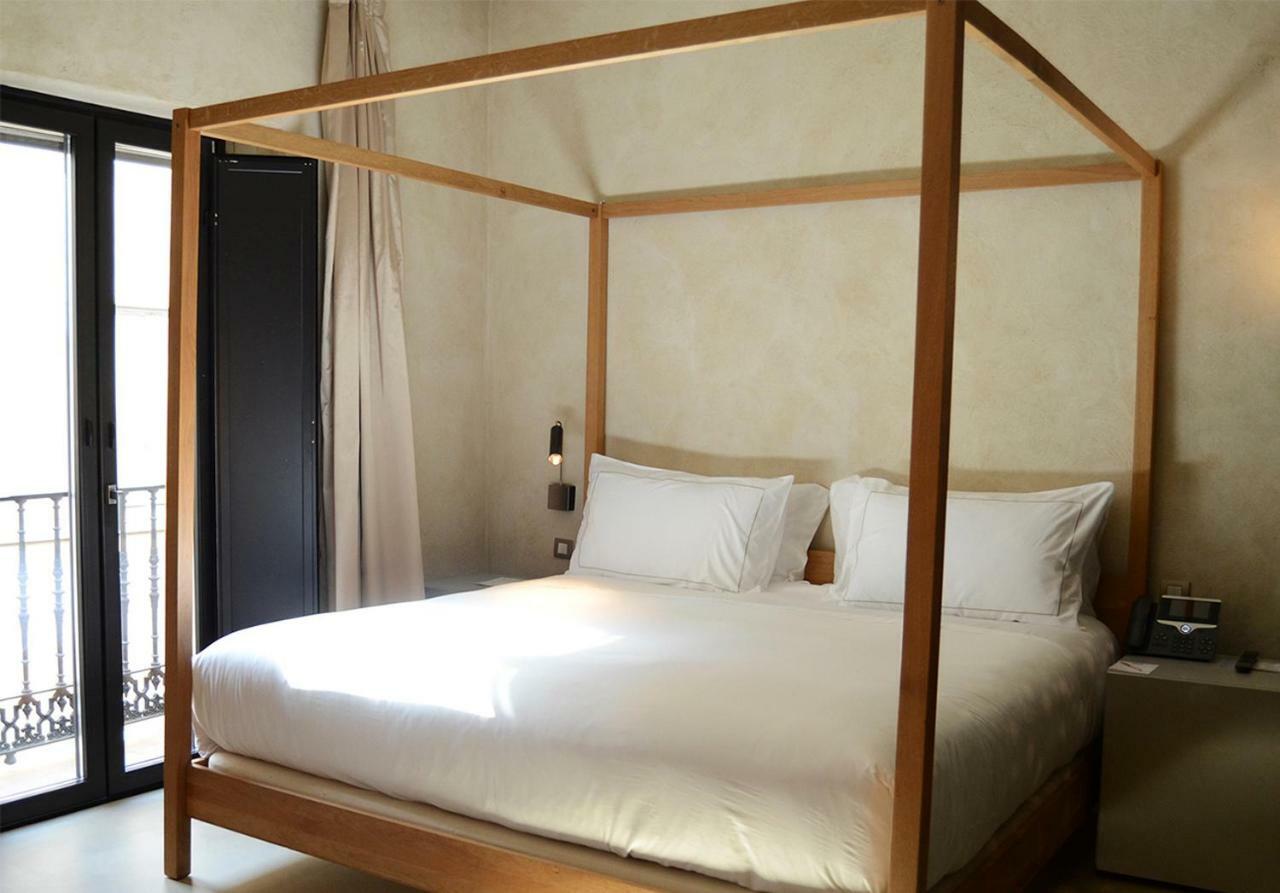 Eme Catedral Mercer Hotel Sevilla Exteriör bild A four-poster bed