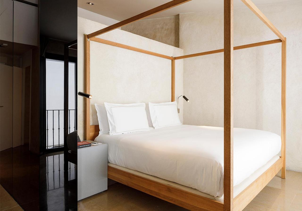 Eme Catedral Mercer Hotel Sevilla Exteriör bild A four-poster bed