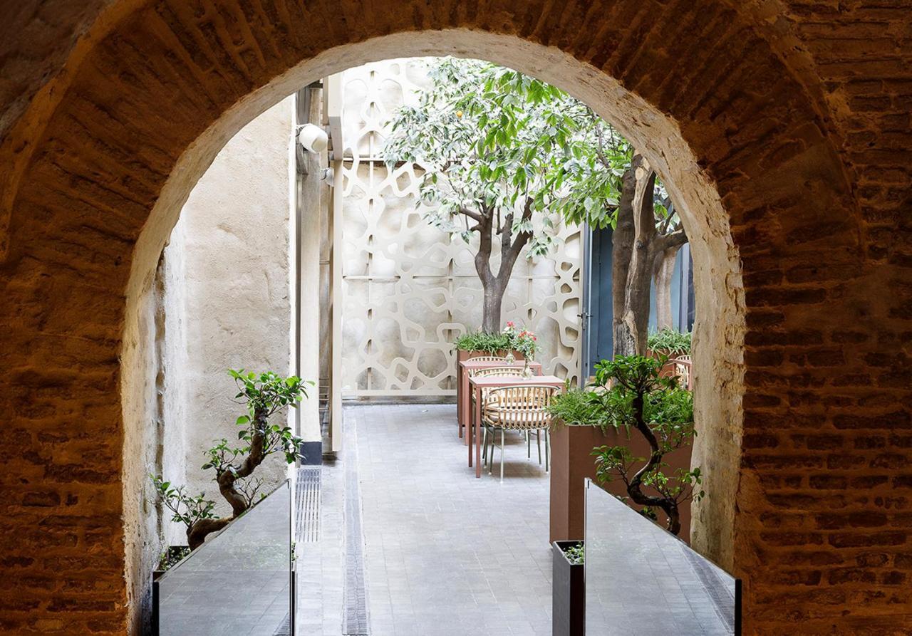 Eme Catedral Mercer Hotel Sevilla Exteriör bild The courtyard of the museum