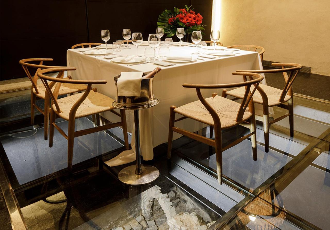 Eme Catedral Mercer Hotel Sevilla Exteriör bild Ch24 chairs at the Mandarin Oriental, Hong Kong