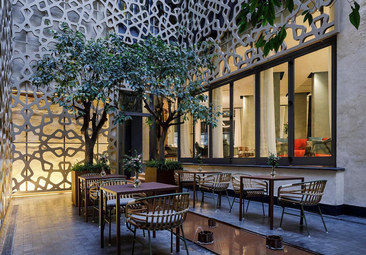 Eme Catedral Mercer Hotel Sevilla Exteriör bild The courtyard of the hotel