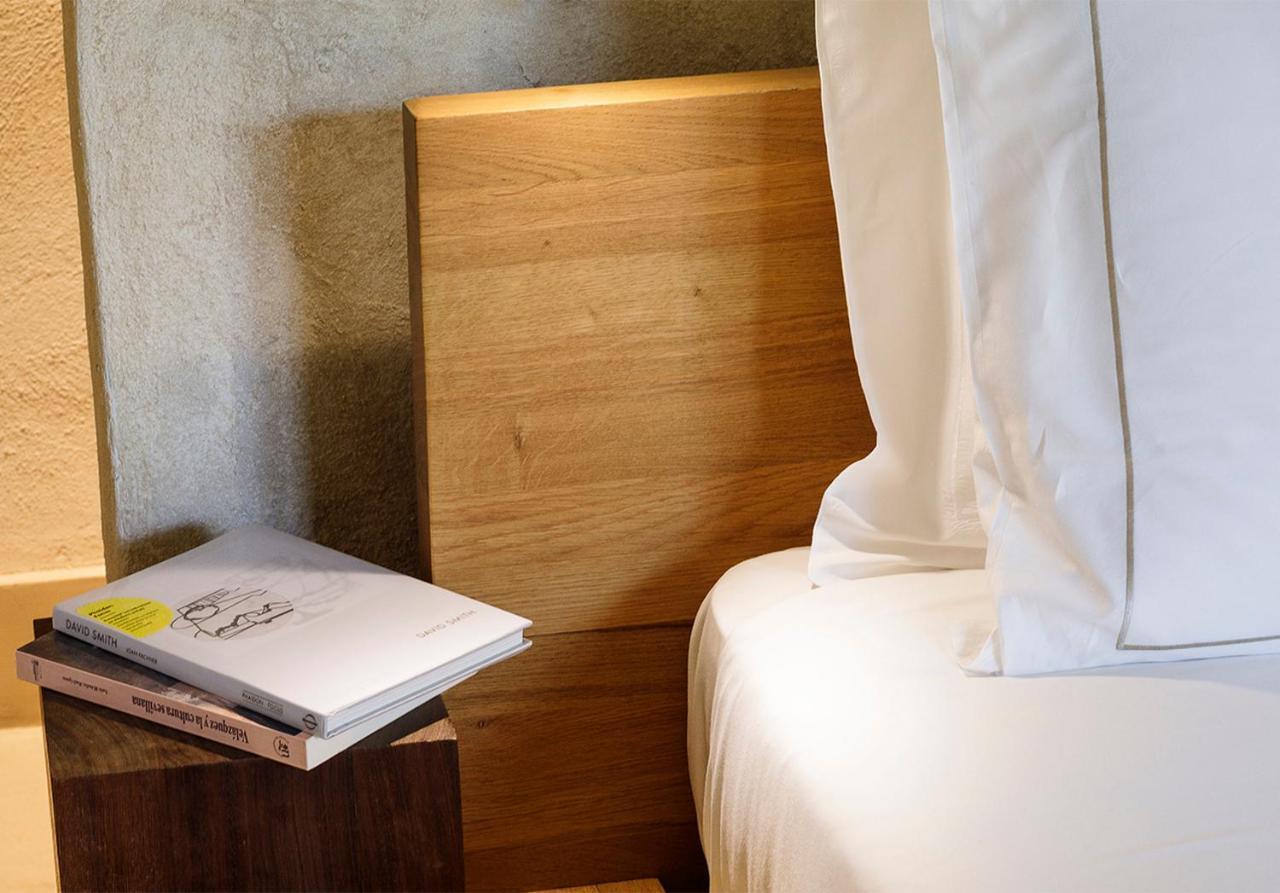 Eme Catedral Mercer Hotel Sevilla Exteriör bild A bed with a duvet